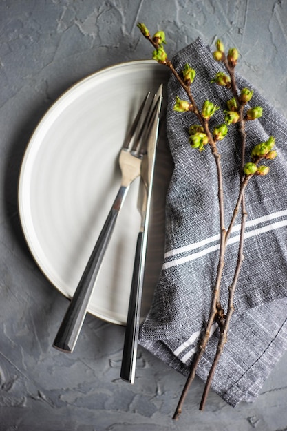 farfurii și tacâmuri aranjate